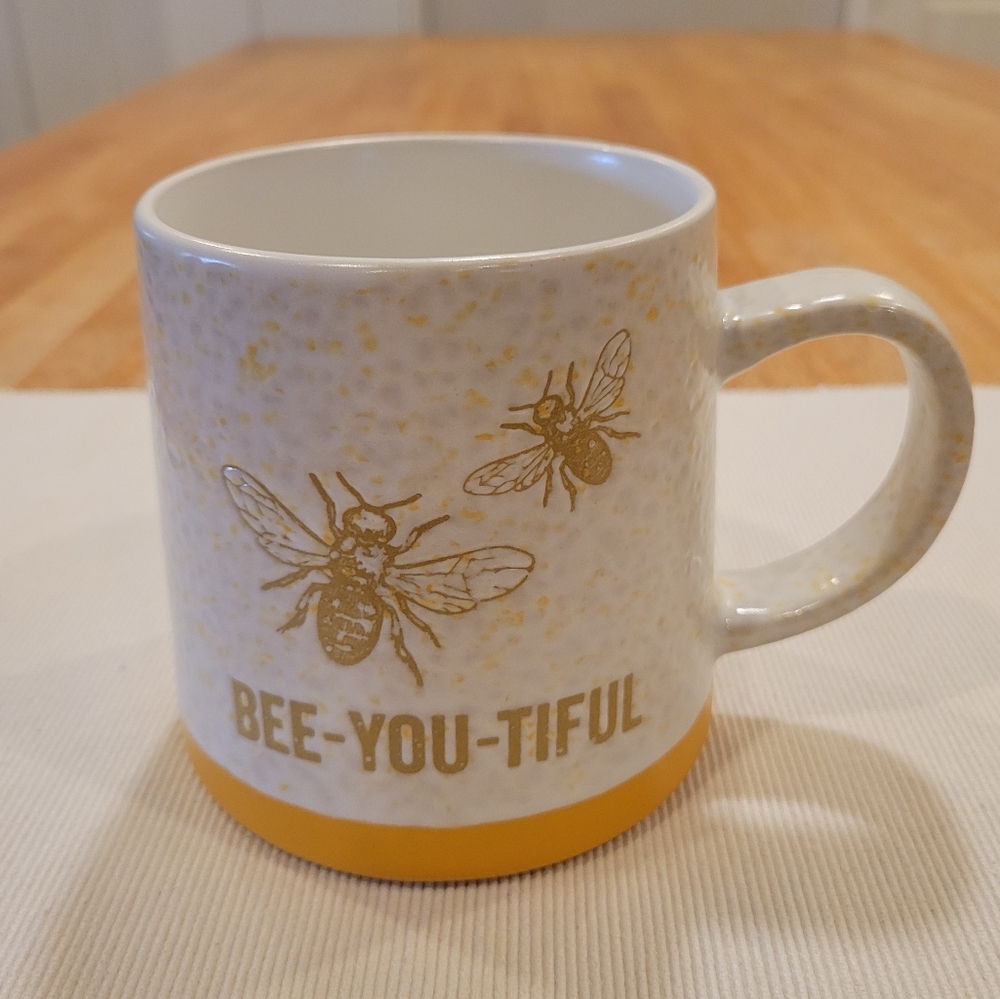🆕️NWOT~ BEE-YOU-TIFUL STONEWARE MUG